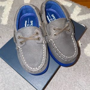 New boys Vineyard Vines Sperry boat shoes size 7.5